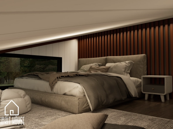 Ahşap zeminli, alçak tavanlı ve aydınlık bir loft yatak odası, içinde çift kişilik yatak bulunuyor.