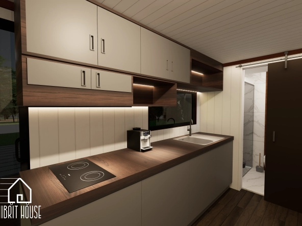 Ahşap dolaplara ve kompakt tezgâha sahip, küçük fakat işlevsel bir tiny house mutfağı