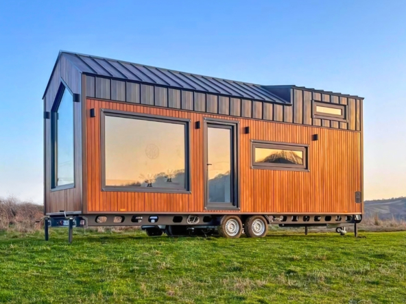 Modern ve şık tiny house, Hibrid House tarafından tasarlanmış ve doğal bir ortamda yerleştirilmiştir.