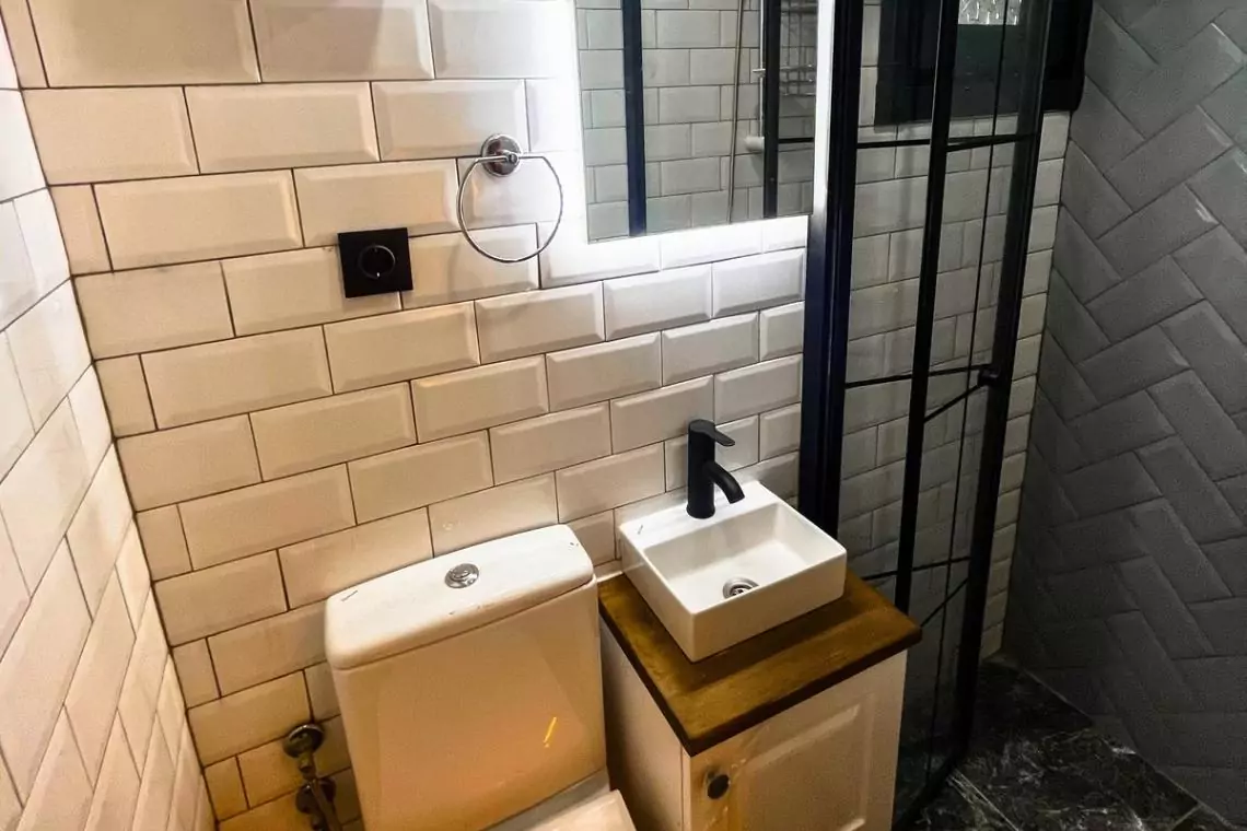 Coorie 9 metre tiny house banyo