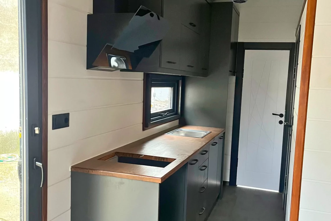 Coorie 9 metre tiny house mutfak