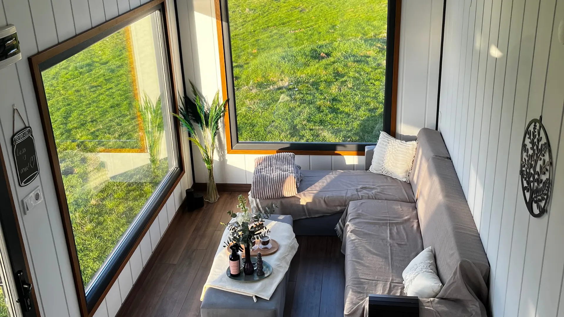 Panoramik camlı tiny house oturma alanı