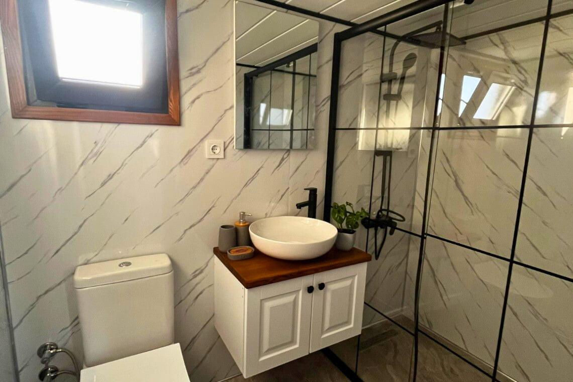 Hygge 8 metre tiny house banyo
