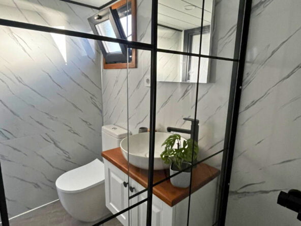 Hygge 8 metre tiny house duşakabin