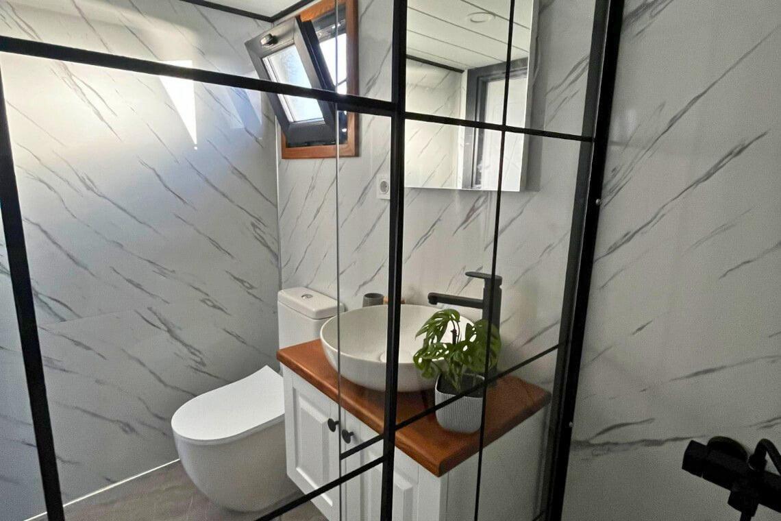 Hygge 8 metre tiny house duşakabin