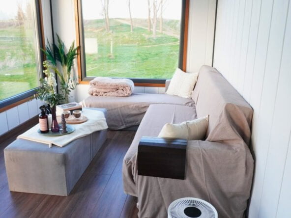 Hygge 8 metre tiny house salon ve koltuklar