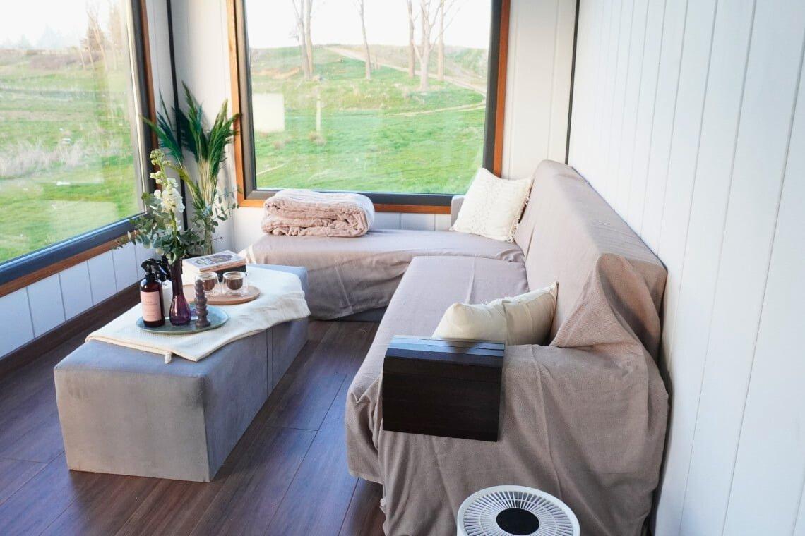 Hygge 8 metre tiny house salon ve koltuklar