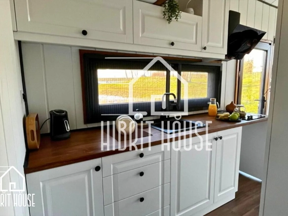 Hygge 8M Tiny House – beyaz dolaplı modern mutfak