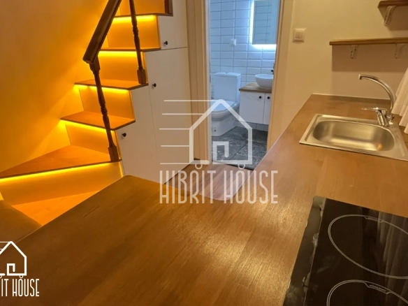 İzmir Hygge 6M Tiny House – LED aydınlatmalı merdiven ve mutfak alanı