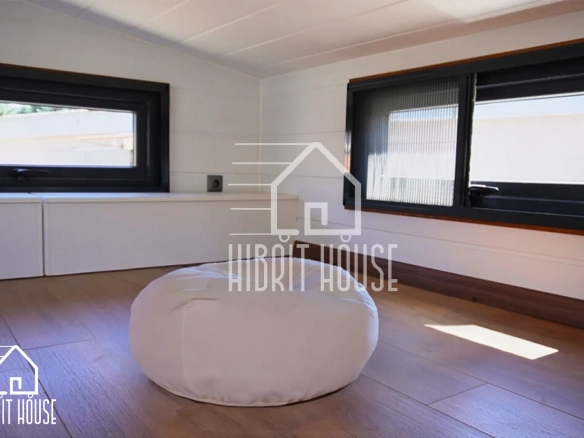 Hygge 6M Tiny House – loft yatak alanı ve geniş pencereler