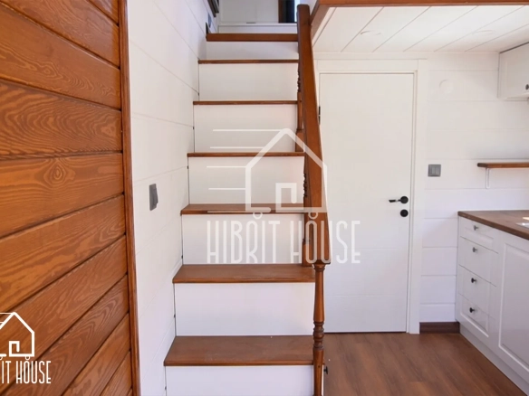 Hygge 6M Tiny House – merdivenli giriş ve kompakt depolama