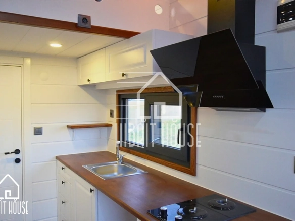 Hygge 6M Tiny House – modern mutfak, ahşap tezgâh ve ankastre ocak