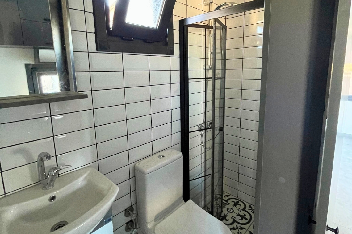 Lagom sekiz metre tekerlekli ev banyo