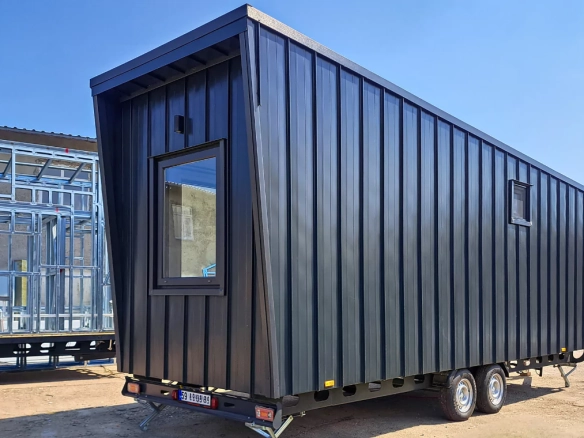 Pitch Black 7M Tiny House – geniş camlı siyah dış tasarım