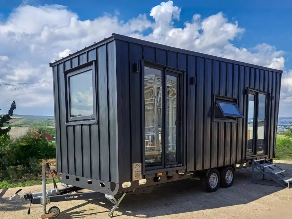 Pitch Black 7 Metre Tiny House – mat siyah modern dış cephe