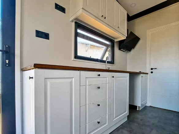 Pitch Black 7M Tiny House – beyaz dolaplı ferah mutfak