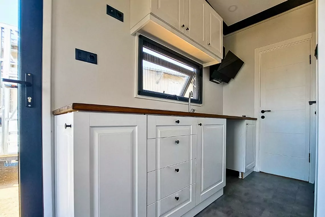 Pitch black yedi metre tiny house mutfak