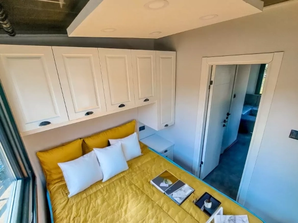 Pitch Black 7M Tiny House – kompakt ve aydınlık yatak odası
