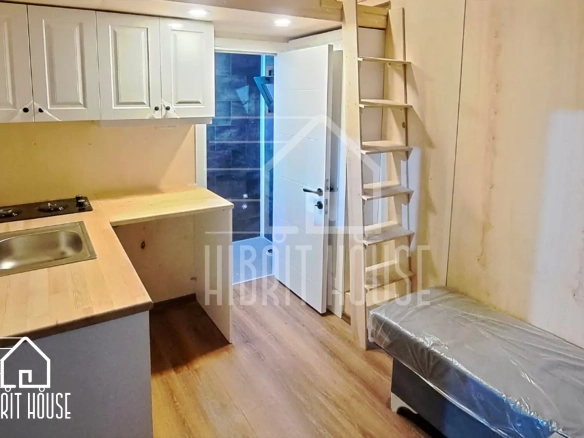 Qouppe 4 metre tiny house iç mekan, mutfak ve oturma alanı görünümü
