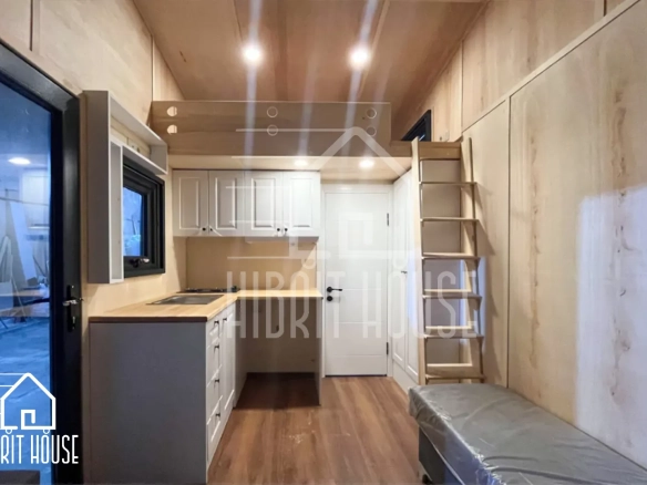 Qouppe 4 metre tiny house iç kısım, ahşap zeminli modern mutfak ve oturma bölümü