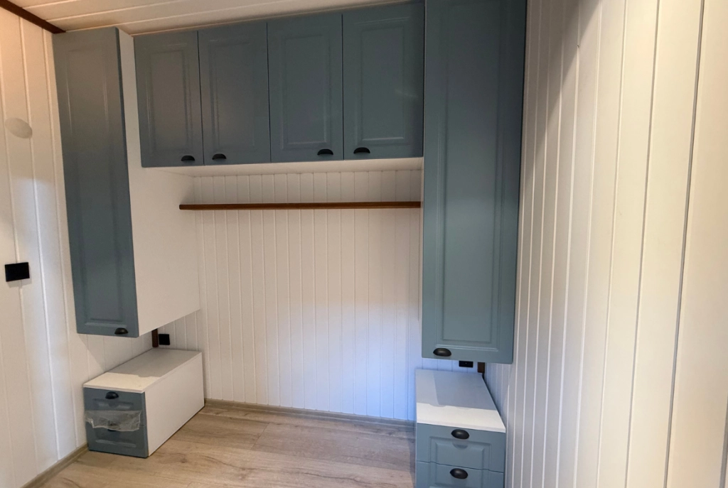 Tiny House giyinme odası dolap tasarımı, mavi kapaklı gardırop ve depolama üniteleri