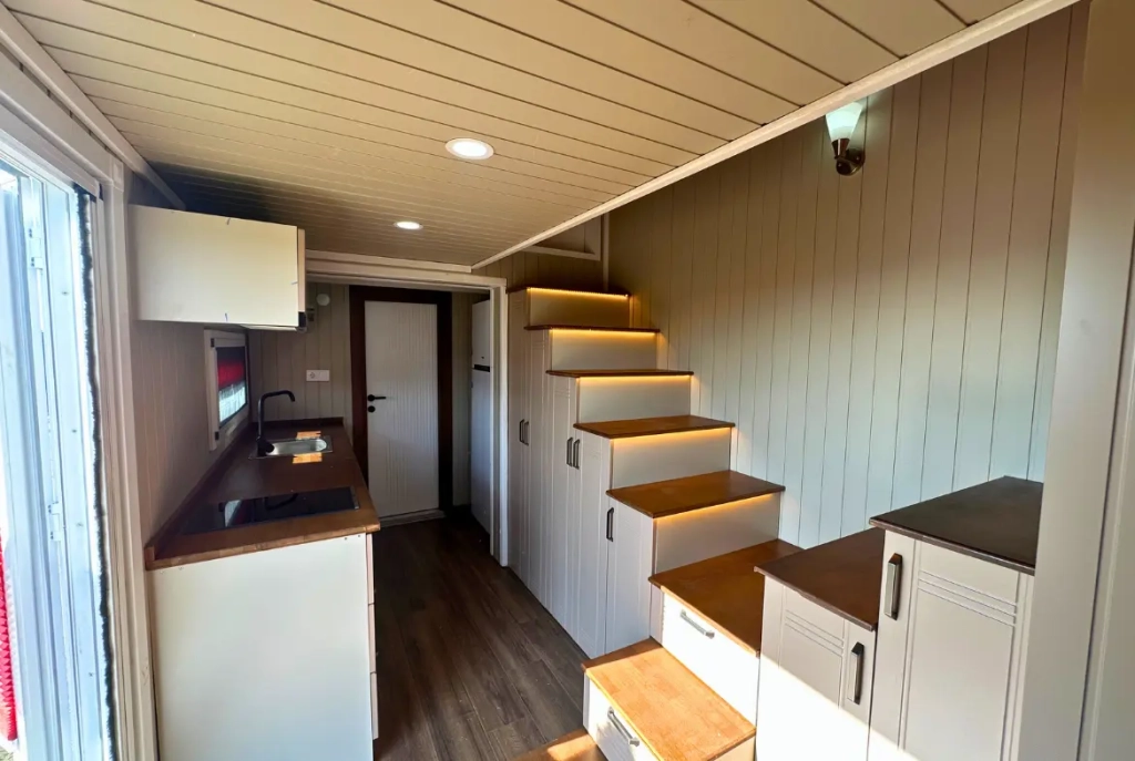 Tiny House iç mekan mutfak ve ahşap basamaklı depolama dolaplı merdiven tasarımı