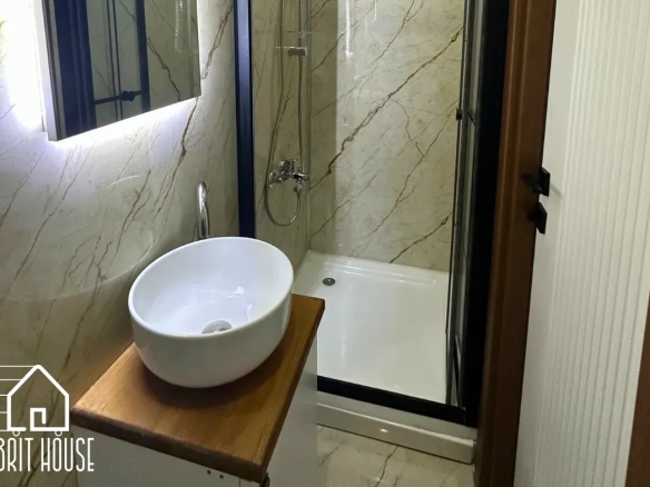 Tiny house seramik lavabo duşakabin ve duvar panelleri görüntüsü bulunuyor.