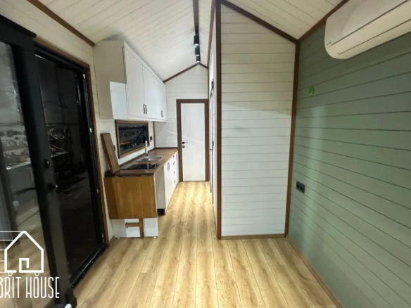 Tiny house estetik olarak dizayn edilmiş oturma alanı ve mutfak bulunuyor.
