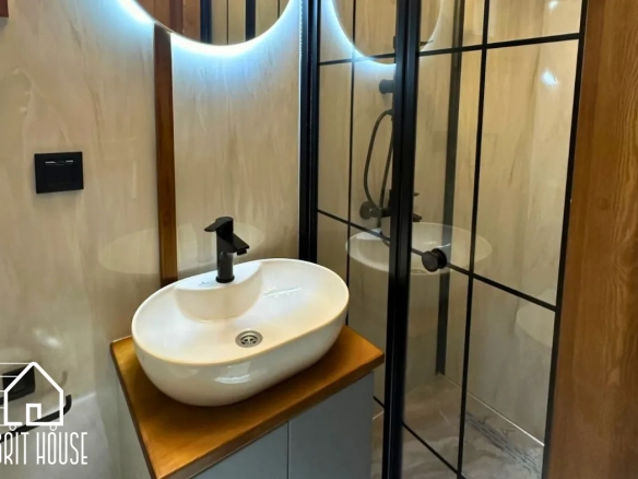 Lagom 8M Tiny House – modern banyo ve şık lavabo