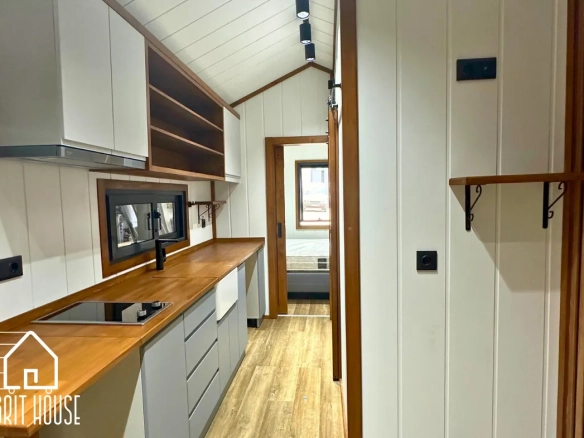 Lagom 8M Tiny House – tam donanımlı kompakt mutfak