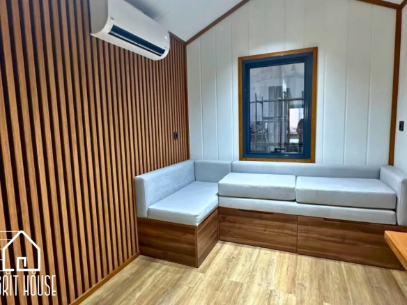 Lagom 8M Tiny House – ahşap detaylı oturma alanı