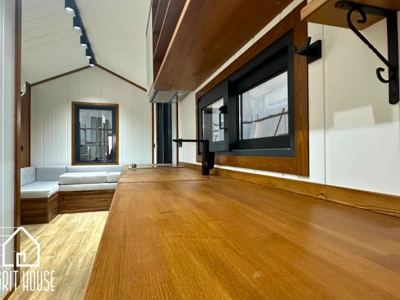 Lagom 8M Tiny House – geniş ahşap mutfak tezgâhı
