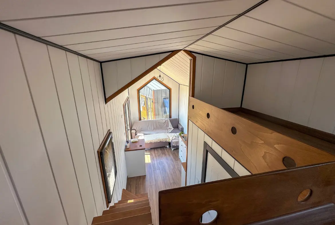 Tiny house loft merdiveni ve salon görünümü