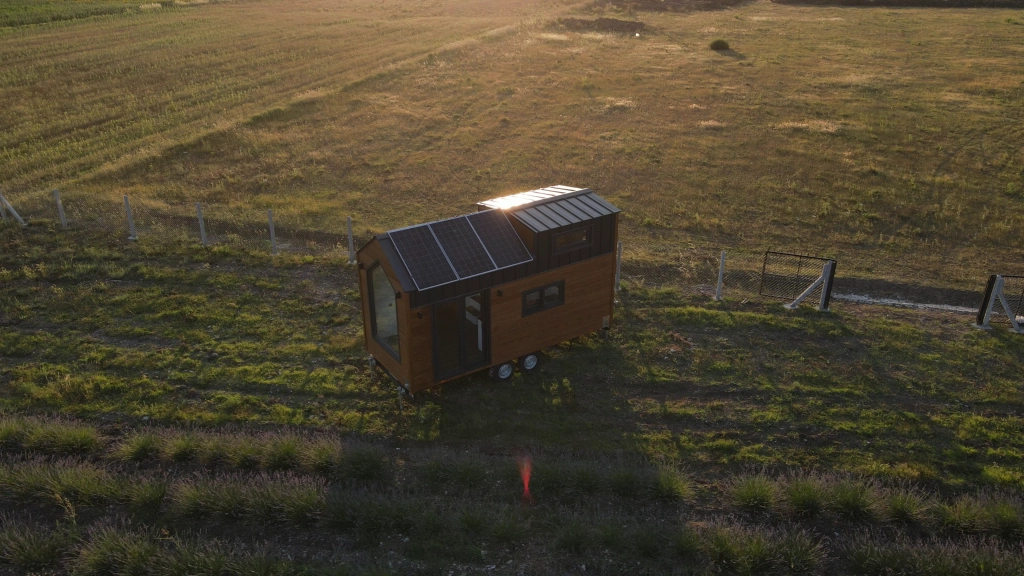 Off-grid yaşam için güneş panelli tekerlekli tiny house modeli, doğa ile uyumlu sürdürülebilir yaşam