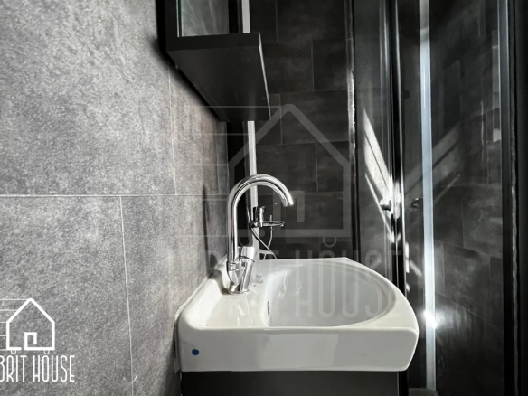 Pitch Black 7M Tiny House – siyah seramik ve modern duş alanı