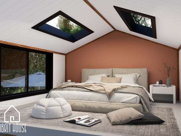 Tiny houseun loft katında bulunan yatak odası içerisinde yatak, pencereleri bulunuyor.
