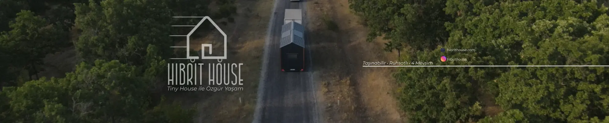 aşınabilir tiny house modeli römork üzerinde orman yolunda çekilirken – Hibrit House, ruhsatlı ve 4 mevsim yaşanabilir tiny house.