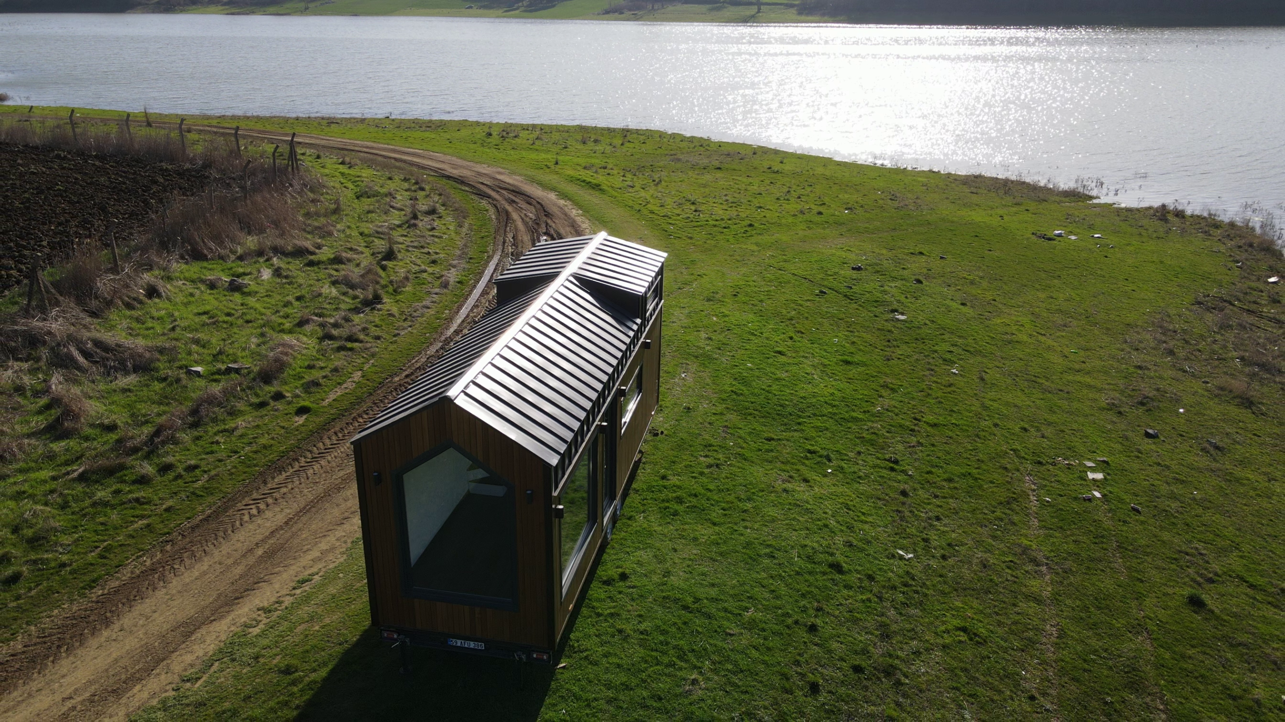 Doğa içinde konumlandırılmış modern tiny house – taşınabilir, ahşap görünümlü ve sürdürülebilir yaşam alanı – Hibrit House