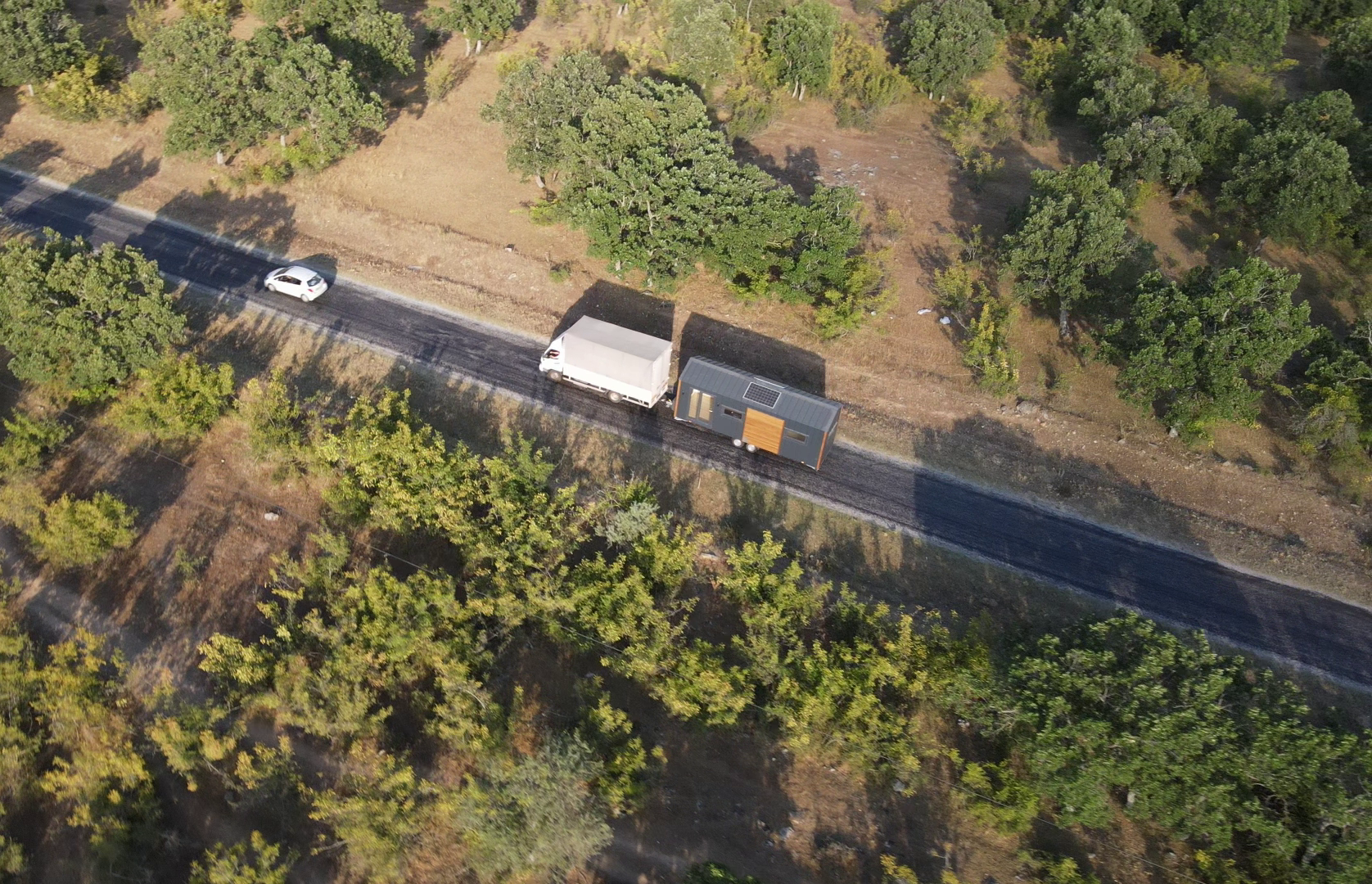 Drone çekiminde doğa içinde taşınan tiny house – Hibrit House üretim ve teslimat süreci