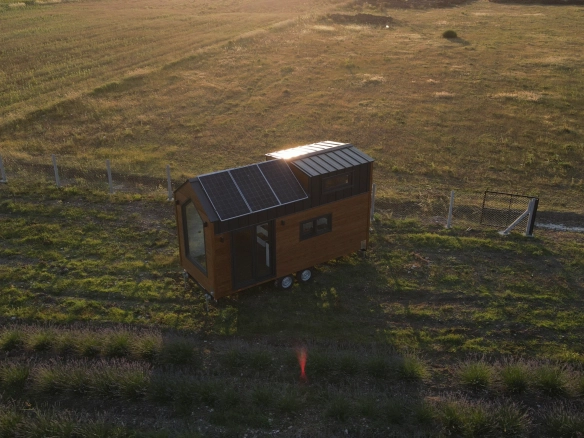 Doğa içinde ahşap kaplama tiny house – güneş panelli, taşınabilir ve sürdürülebilir yaşam için ideal küçük ev – Hibrit House
