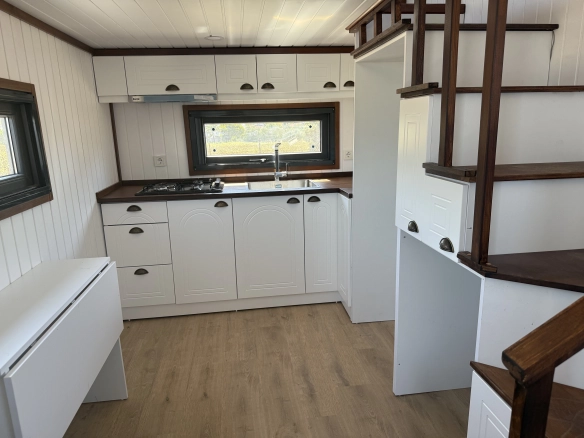 Zen 9M Tiny House mutfak ve merdiven detayı